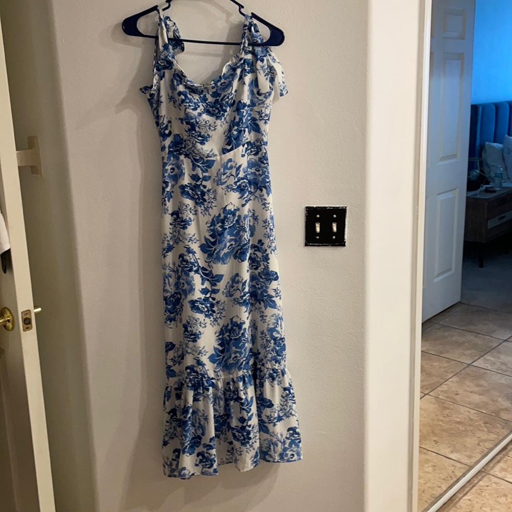 Rettraw blue and white maxi dress